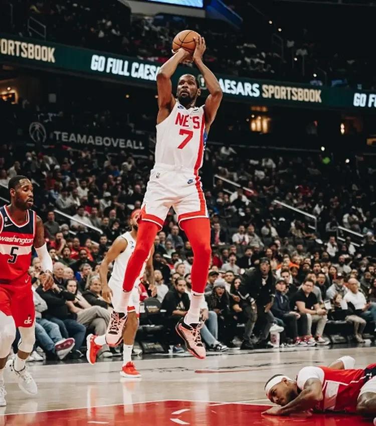 杜兰特迎来五赛季高光表现，独行侠球迷沸腾！的简单介绍